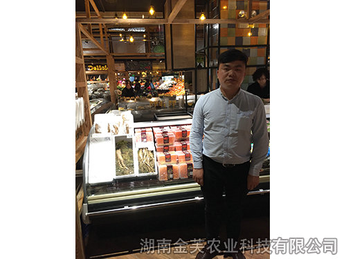 衡陽(yáng)香江百貨產(chǎn)品柜臺(tái)旁的營(yíng)銷總監(jiān)龍耀